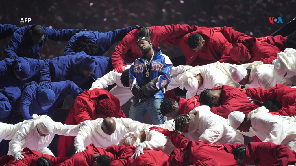 Kendrick Lamar recibió cinco premios Grammy este año y se convirtió en el primer rapero solista en encabezar este espectáculo del fútbol americano.