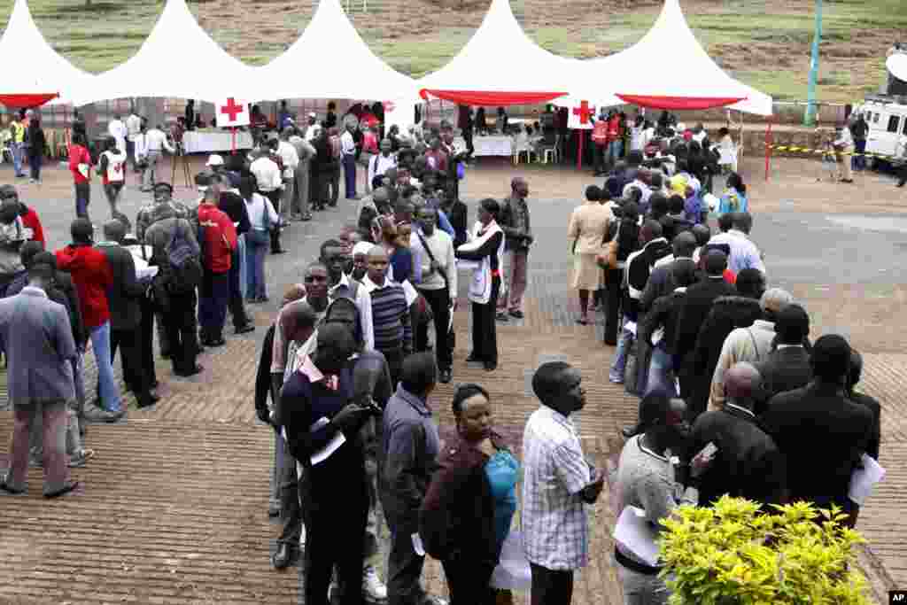 Kenyans line up to donate blood for those injured in Saturday's terrorist attack on a shopping mall, at Uhuru Park in Nairobi, Kenya.