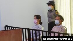 지난 2월 쿠데타로 실각한 아웅산 수치(왼쪽) 미얀마 국가고문과 윈 민트 대통령이 지난 5월 네피도에서 열린 재판에 출석하고 있다. 