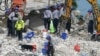 Spasioci u potraži za žrtvama i preživelima u Surfsajdu (AP/Lynne Sladky)