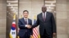 El secretario de Defensa de EEUU, Lloyd Austin (der) estrecha la mano de su homólogo surcoreano Shin Won-sik, en Seúl, Corea del Sur, el 13 de noviembre de 2023.