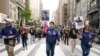 Partisipan Parade Hari Veteran berjalan di Fifth Avenue di New York dalama peringatan Hari Veteran pada 11 November 2021. (Foto: AP/Mary Altaffer)