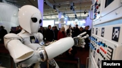 Robot humanoid upravlja kontrolnom tablom na demonstraciji u nemačkom istraživačkom centru za veštačku inteligenciju na kompjuterskom sajmuu Hanoveru. 