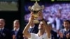 Novak Đoković sa trofejem pobednika Vimbldona (Foto: AP/Kirsty Wigglesworth)