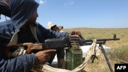 Para pejuang yang loyal kepada pemerintah dukungan PBB atau Government of National Accord (GNA) mempertahankan posisi di sebelah barat kota Aziziah, kurang lebih 60 kilometer baratdaya Tripoli, 14 April 2019 (foto: Mahmud Turkia/AFP)