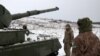 ARCHIVO - Tanquistas ucranianos se encuentran junto a un tanque Leopard 1A5 no lejos de la línea del frente en la región de Kharkiv el 24 de noviembre de 2023, en medio de la invasión rusa de Ucrania.