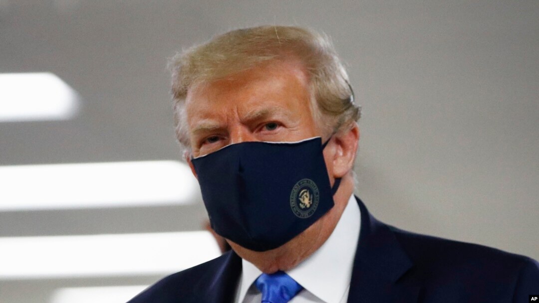 Predsednik Donald Tramp nosi masku tokom posete Voter Rid bonici u Betesdi, Merilend, 11. jula 2020. (AP Photo/Patrick Semansky)