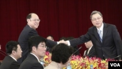雙方代表團長握手 （美國之音楊晨拍攝）