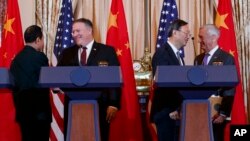 中國國防部長魏鳳和、美國國務卿蓬佩奧、中共政治局委員楊潔篪和美國國防部長馬蒂斯在美國國務院舉行的記者會結束後握手。 （2018年11月9日）