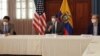 El canciller ecuatoriano, José Valencia, centro y el embajador de Estados Unidos, Michael Fitzpatrick, derecha,anunciaron el acuerdo de cooperación para ayudar a las pequeñas y medianas emprsas.