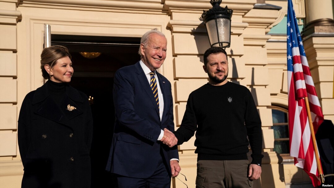 Američki predsednik Džo Bajden sa ukrajinskom predsednikom Volodimirom Zelenskim i Olenom Zelenskom u Kijevu (Foto: Evan Vucci/Pool via REUTERS)