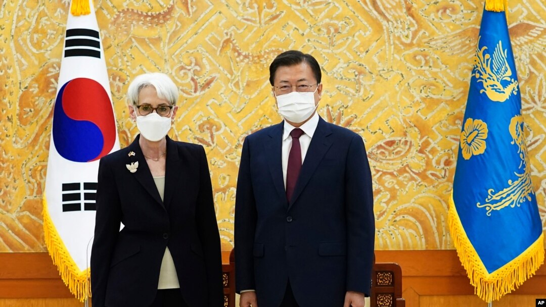 방한 중인 웬디 셔먼 미국 국무부 부장관이 22일 청와대에서 문재인 한국 대통령을 예방했다.