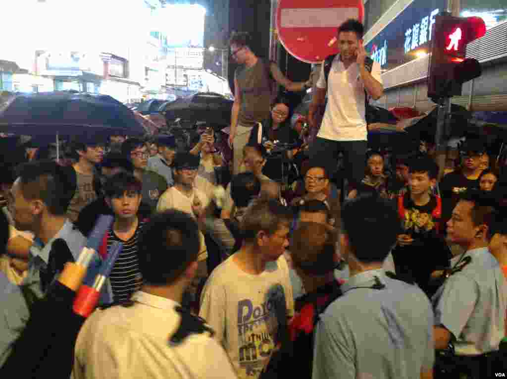 旺角示威現場少數反佔中人士受到警察保護(美國之音海彥拍攝)