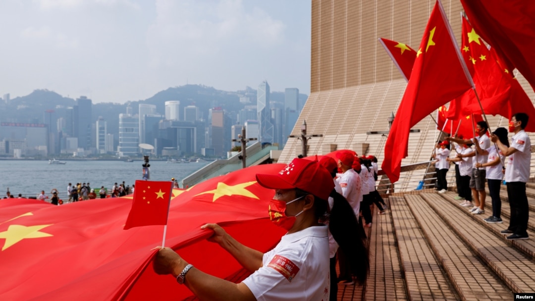 中國國慶日在香港的親北京人士揮舞中國國旗。 （2021年9月28日）