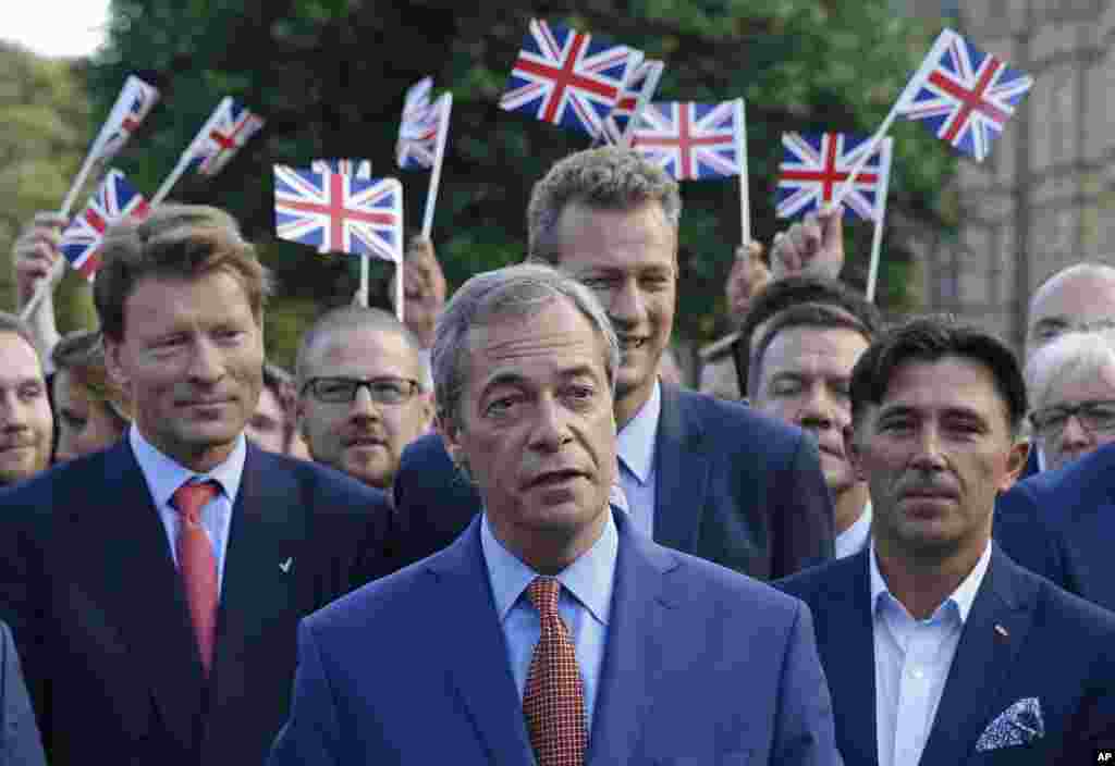 Nigel Farage, pemimpin Partai Independen Inggris berbicara kepada media di College Green di London (24/6). (AP/Matt Dunham)