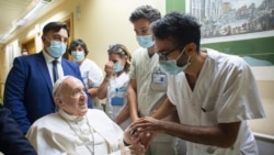 El papa Francisco se recupera satisfactoriamente de su operación quirúrgica