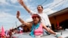 ARCHIVO - En esta foto de archivo del 22 de octubre de 2006, Daniel Ortega y su esposa Rosario Murillo saludan a sus simpatizantes durante un mitin de campaña en Granada, Nicaragua. Foto AP/Esteban Félix.