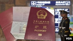 中國趨向嚴管護照。
