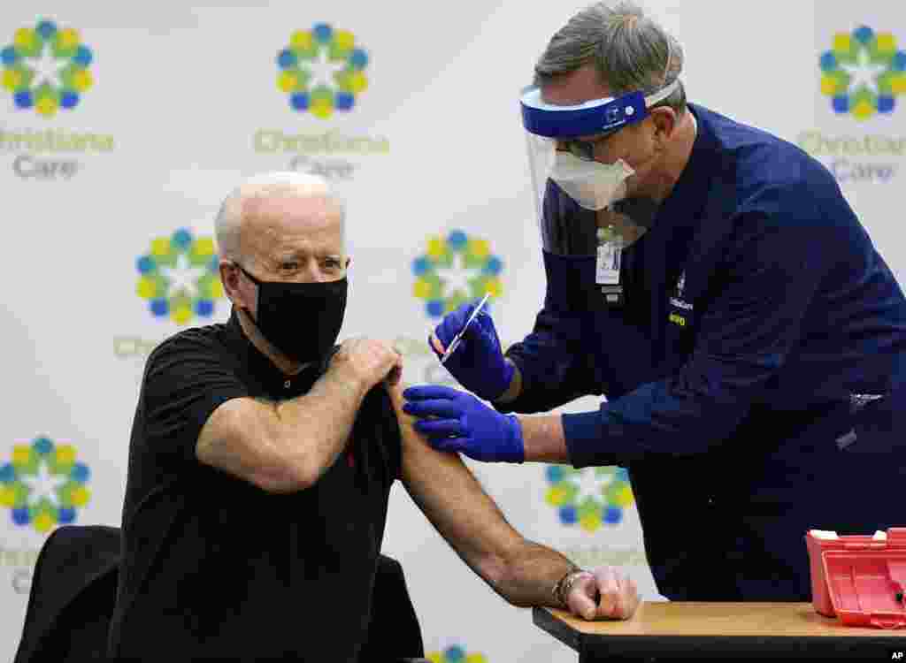 11 января 2021 года. Байден получает вакцину Pfizer от COVID-19. Президентство Байдена началось в разгар пандемии коронавируса, серьезно ударившей по американской экономике и ставшей причиной более миллиона смертей в США. В ответ администрация Байдена развернула масштабную программу вакцинации и приняла т.н. «Американский план спасения», призванный помочь восстановить экономику.