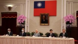 台灣的國家安全會議副秘書長徐斯儉（左）、台灣行政院政務委員鄧振中、APEC台灣領袖代表暨台積電創辦人張忠謀（中）、台灣國家發展委員會主任委員龔明鑫以及台灣外交部國際組織司司長陳龍錦於21日出席“APEC暨經濟領袖會議會後記者會”。 （美國之音李玟儀攝）