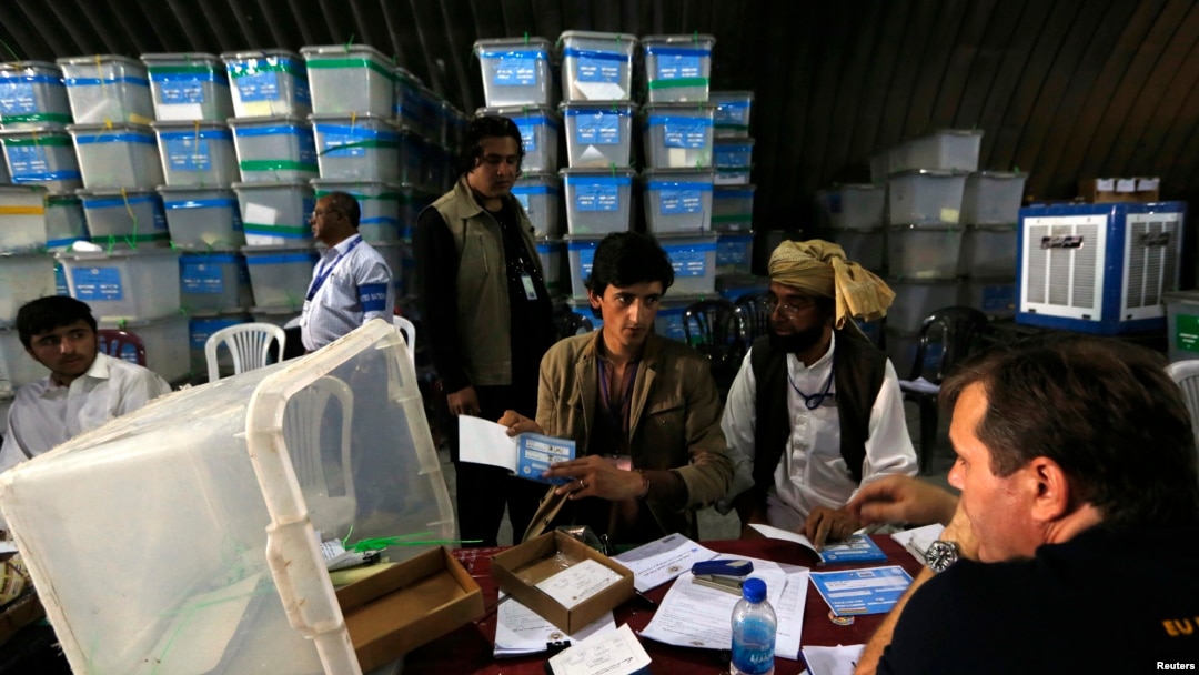 Afghan election workers count ballot papers for an audit of the presidential run-off, in Kabul, Afghanistan, Aug. 27, 2014.