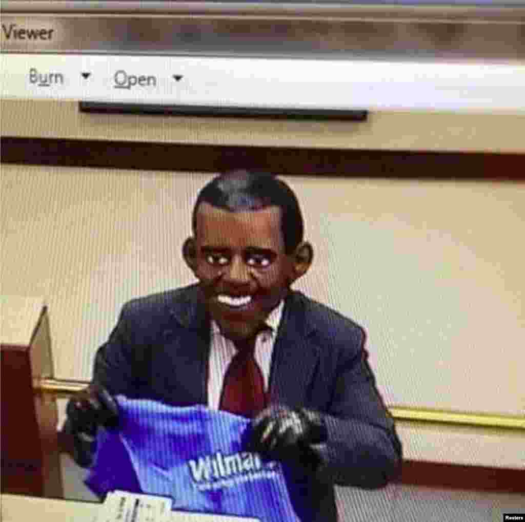 Seorang pria mengenakan topeng Presiden AS Barack Obama merampok sebuah cabang Bank Amerika, seperti terlihat dalam video pengawas tanpa tanggal yang dirilis 12 September 2013 oleh Departemen Kepolisian Merrimack di Merrimack, New Hampshire. Polisi mengatakan, John Griffin Jr, 52, didakwa merampok cabang Bank Amerika dengan mengenakan topeng Presiden AS Barack Obama.