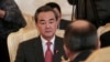 El ministro de Relaciones Exteriores de China, Wang Yi, escucha al ministro de Relaciones Exteriores de Rusia, Sergey Lavrov, a la derecha, en Moscú.