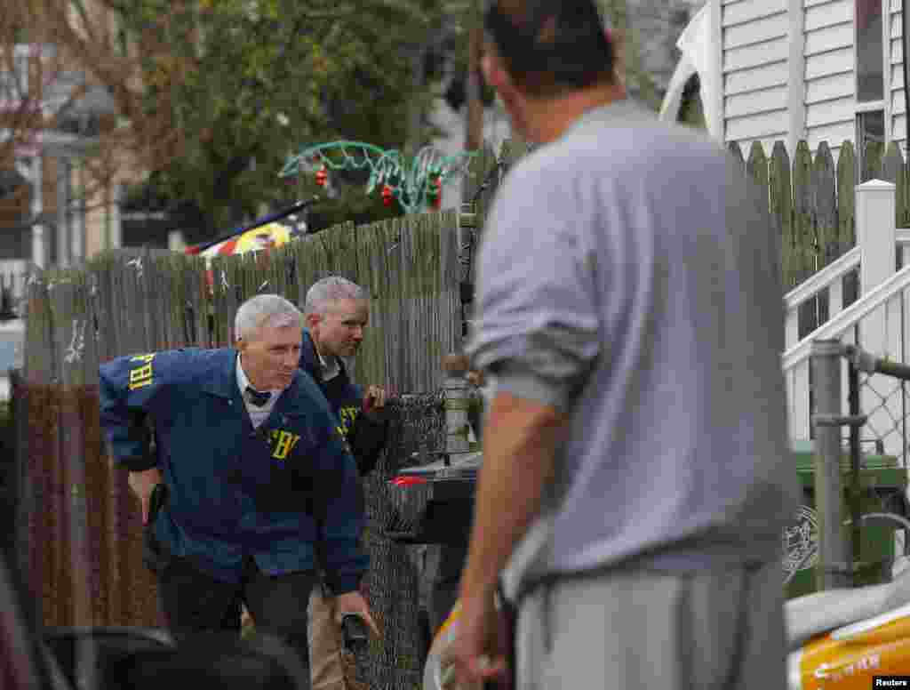 Agentes del FBI realizan una búsqueda casa por casa para hallar al sospechoso, quien estaría armado y es considerado altamente peligroso.