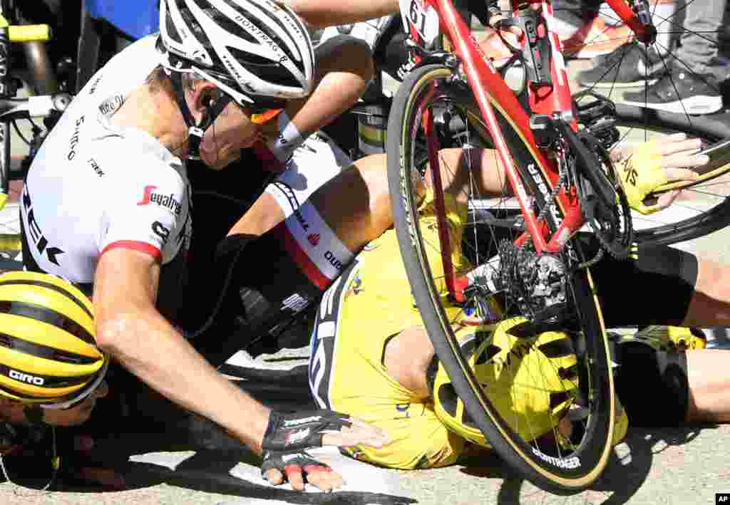 Tiga pebalap sepeda, pebalap Inggris Chris Froome (jersey kuning), pebalap Belanda Bauke Mollema (tengah) serta pebalap Australia Richie Porte bertabrakan di akhir etape ke-12 Tour de France di Mont Ventoux, Perancis.