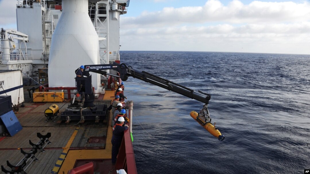 Operadores australianos sacan del mar el minisubmarino con el que se busca el avión desaparecido de Malaysia Airlines.