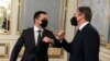 El secretario de Estado de EE. UU., Antony Blinken, y el presidente ucraniano, Volodymyr Zelenskiy, se saludan con los codos antes de reunirse en Kiev, Ucrania, el 19 de enero de 2022.
