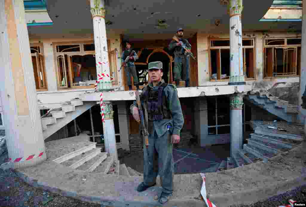 Polisi Afghanistan menjaga ketat sebuah kantor KPU (komisi pemilihan umum) Afghanistan setelah serangan bunuh diri di Kabul.