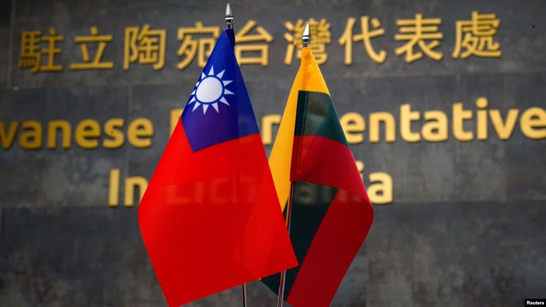 台灣駐維爾紐斯的台灣代表處裡擺放的台灣與立陶宛旗幟。（2022年1月20日）