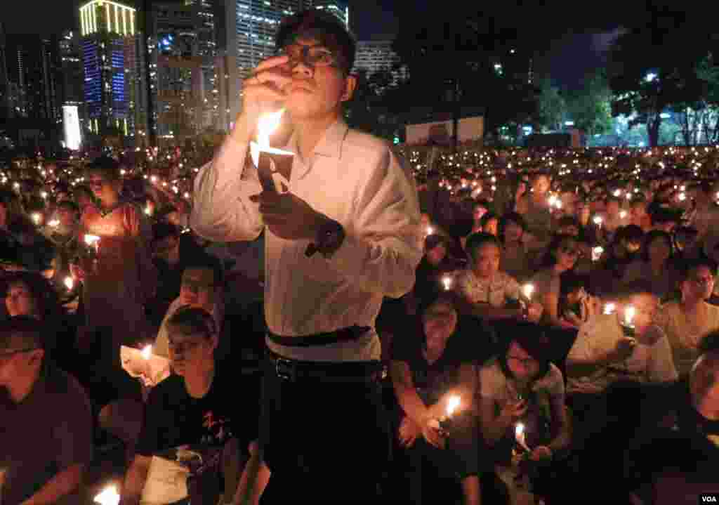 支聯會6月4日晚宣布,超過18萬人參加香港維園悼念六四25周年燭光晚會