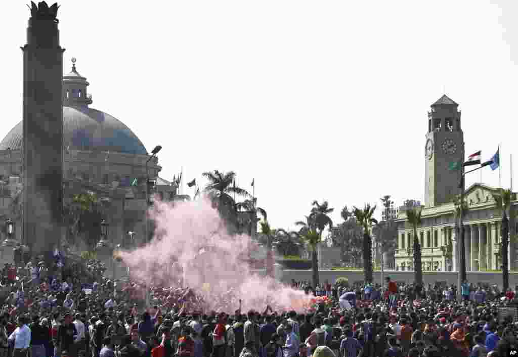 Asap merah mengepul di tengah demonstrasi yang dilakukan oleh pendukung presiden Mesir terguling Mohamed Morsi di luar kampus Cairo University di Giza (26/3). (AP/Ahmed Abdel Fattah, El Shorouk) 