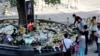 安徽安慶市迎江區一名男子持刀在商業步行街上砍殺路人，造成6人死亡、14人受傷，市民案發地點獻花悼念罹難者。 （2021年6月6日）