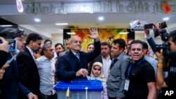 伊朗總統候選人，前衛生部長馬蘇德·佩澤什基安（Masoud Peeshkian）週五（6月28日）在德黑蘭投票站投票。