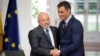 ARCHIVO - El presidente del Gobierno español, Pedro Sánchez, y el presidente de Brasil, Luiz Inácio Lula da Silva, se saludan mientras asisten a una conferencia de prensa conjunta en el Palacio de Moncloa en Madrid, España, el 26 de abril de 2023. REUTERS/Juan Medina