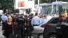 Policajci oko zgrade Sobranja u Skoplju posle protesta 27. aprila 2017. 