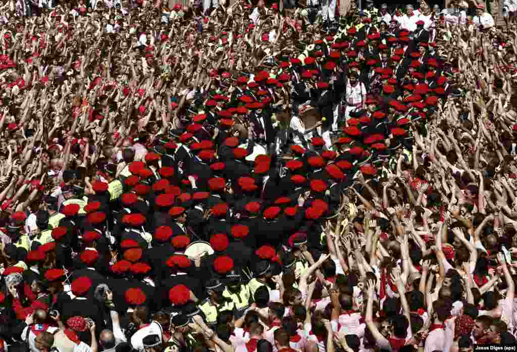 Warga Spanyol merayakan hari tradisional Sanfermines 2016 di Pamplona, Spanyol utara.