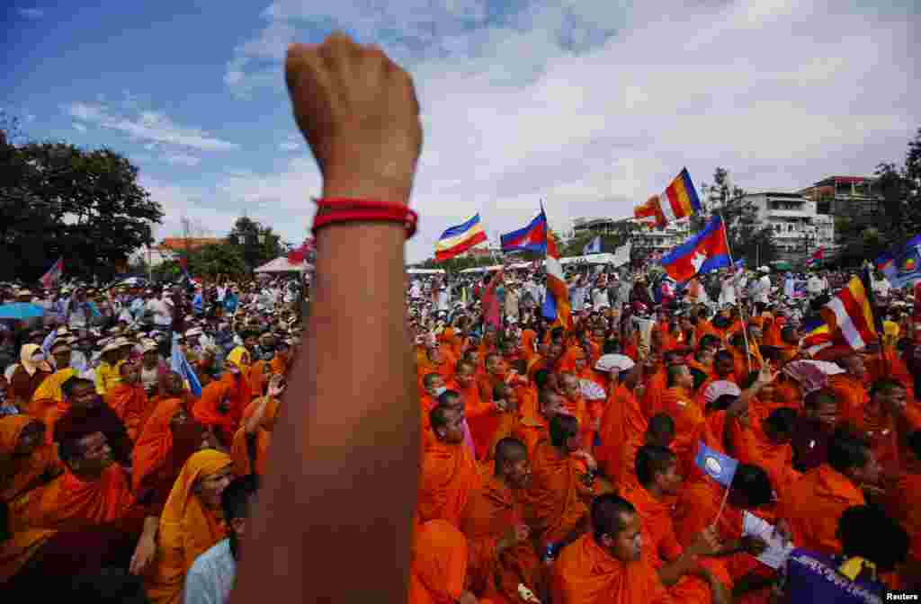 Para Biksu Budha pendukung partai oposisi Kamboja, mengikuti aksi protes di 'Taman Kebebasan' di ibukota Phnom Penh.