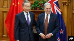 資料照片: 2024年3月18日，中國外交部長王毅(左)在新西蘭惠靈頓會見新西蘭外長溫斯頓·彼得斯。