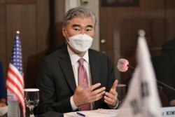 성 김 미국 대북특별대표가 21일 서울에서 노규덕 한국 외교부 한반도평화교섭본부장, 후나코시 다케히로 일본 외무성 아시아대양주국장과 개최한 미한일 북 핵 수석대표 협의에서 모두발언을 했다.