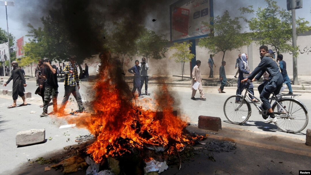 Afghan protesters set a fire during a protest in Kabul, Afghanistan, June 2, 2017. A rally against the government Friday following Wednesday’s devastating truck bomb attack in Kabul saw hours of angry confrontation between protesters and police.
