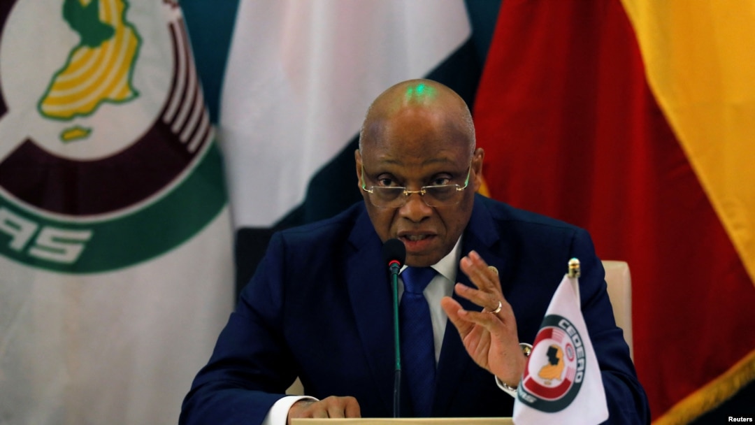 Jean Claude Kassi Brou, rais wa Tume ya ECOWAS, akitoa taarifa ya mwisho ya mkutano wa ECOWAS kutoka kwa misheni ya hivi karibuni nchini Mali, Burkina Faso na Guinea kufuatia mapinduzi ya kijeshi katika nchi hizo, huko Accra, Ghana Machi 25, 2022. REUTERS.

