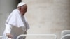 El papa Francisco sube al papamóvil al final de la audiencia general semanal el 26 de junio de 2024 en la plaza de San Pedro en el Vaticano.