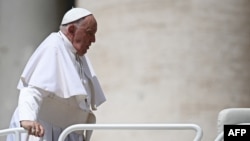 El papa Francisco sube al papamóvil al final de la audiencia general semanal el 26 de junio de 2024 en la plaza de San Pedro en el Vaticano.