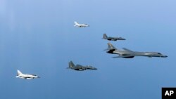 미 공군 전략폭격기 B-1B가 지난달 22일 한반도 상공에서 한국 공군 F-15K 2대, KF-16 2대와 함께 연합훈련을 실시하고 있다.