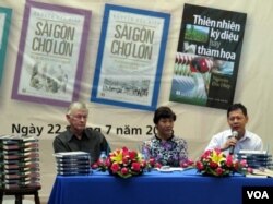 TS Nguyễn Đức Hiệp chuyên gia môi sinh cũng là một nhà nghiên cứu từ Úc châu, ra mắt bộ sách 3 cuốn Sài Gòn - Chợ Lớn trên Đường Sách 22.07.2016; từ phải, TS Nguyễn Đức Hiệp, TS Nguyễn Thị Hậu, và ông Tim Doling. [nguồn: ảnh L. Điền, Thời Báo.today]