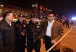 傅政華（右二）在北京火車站講話。 （2014年5月6日）